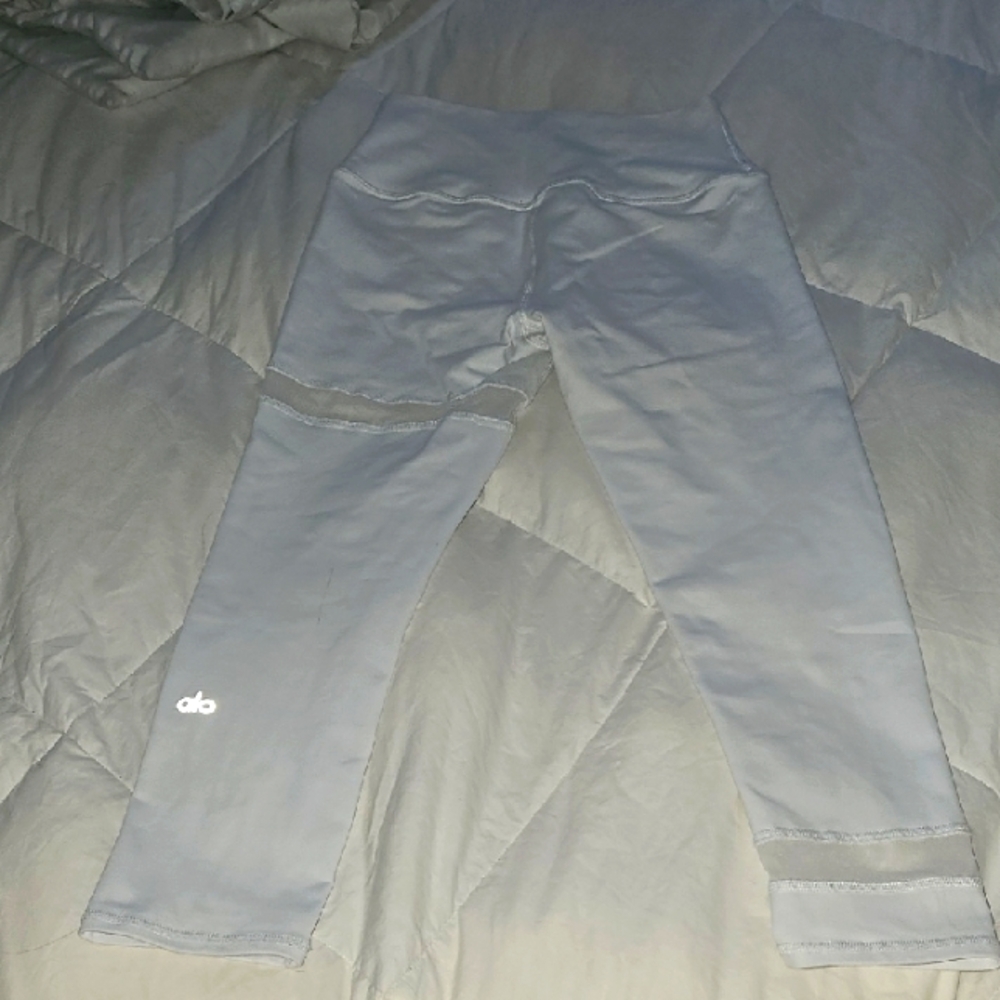 ALO Womens White Cropped Leggings. Size Small. White and Silver!